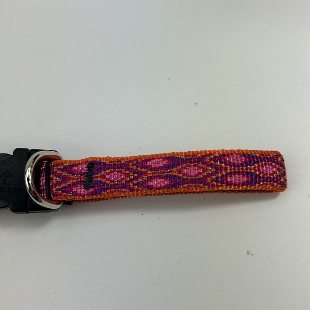 Small pet collar.